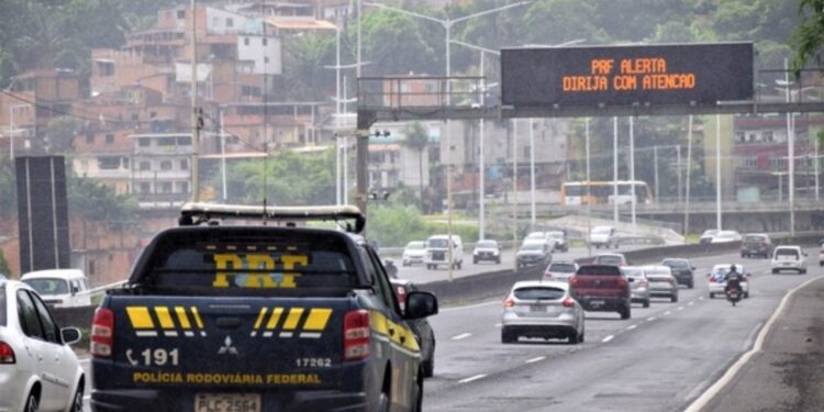 Arrastão é registrado na BR-324, em Salvador; motoristas tiveram que dirigir na contramão para fugir de criminosos