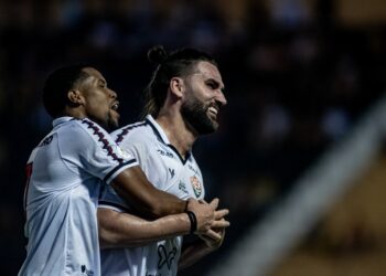 Vitória vence de virada contra o Novorizontino e está de volta à Série A