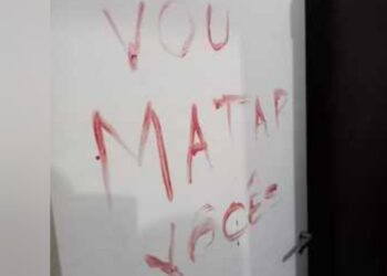 Adolescente de 13 anos esfaqueia irmão autista e escreve na parede com o sangue dele: “Vou matar vocês”