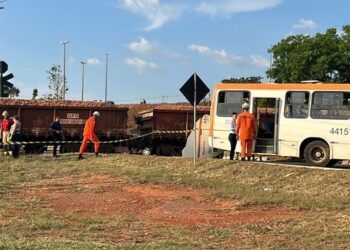 Acidente entre trem e ônibus deixa uma pessoa morta e cinco feridas no DF