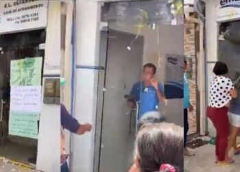 Moradores se revoltam e jogam ovos em sede da Embasa após ficarem sem água