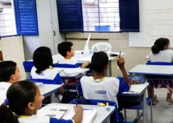 Um em cada cinco alunos brasileiros estuda em escolas com falta de professores, aponta Pisa