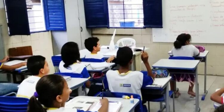 Um em cada cinco alunos brasileiros estuda em escolas com falta de professores, aponta Pisa
