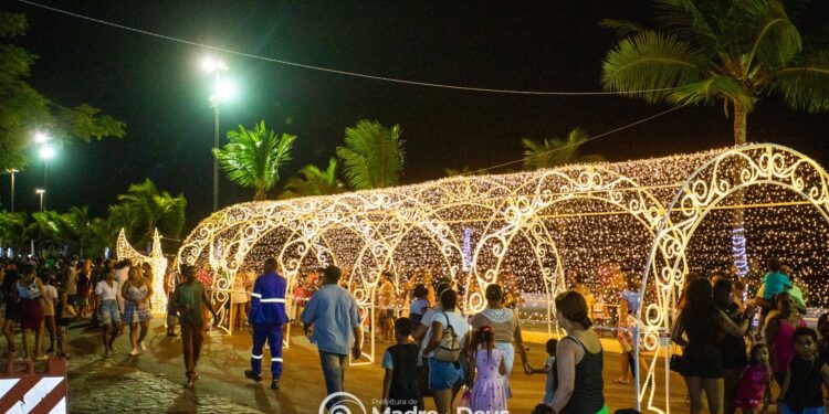 Madre de Deus: Prefeitura acende as luzes do natal e traz papai Noel