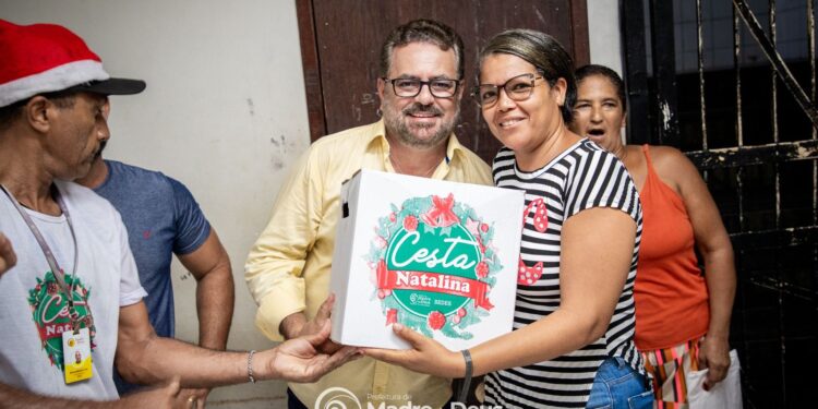 Madre de Deus: Dailton Filho distribui Cesta Natalina com queijo cuia para a comunidade