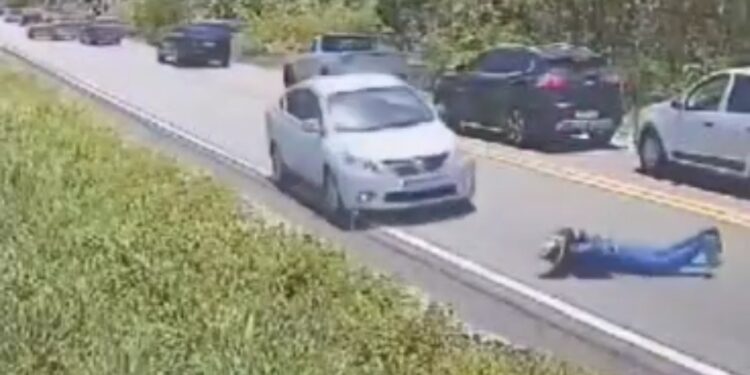 Homem cai de moto e é atropelado por carro em rodovia na Bahia