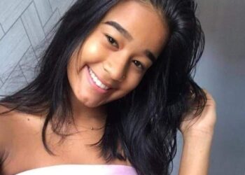 Jovem é presa por suspeita de matar garota de 17 anos com facadas; ciúmes seria a motivação do crime