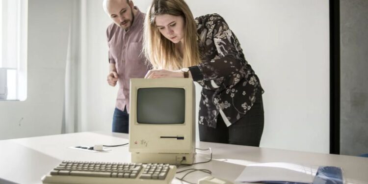 O primeiro computador Mac faz 40 anos – e continua em uso
