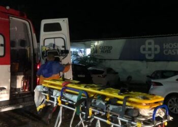 Duas crianças morrem após carro passar por ponte e ser arrastado por correnteza na Bahia