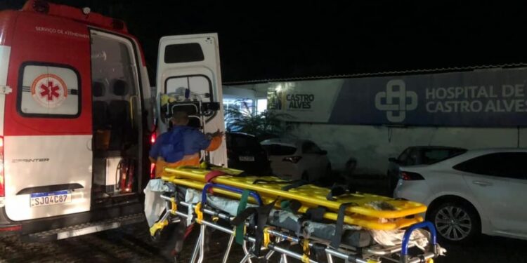 Duas crianças morrem após carro passar por ponte e ser arrastado por correnteza na Bahia