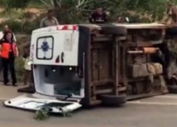 Acidente envolvendo ambulância e caminhão deixa uma pessoa ferida na BA-262