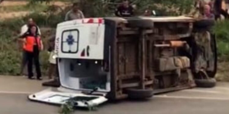 Acidente envolvendo ambulância e caminhão deixa uma pessoa ferida na BA-262