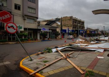Temporal causa estragos em 49 municípios e bloqueia rodovias do RS; 1 milhão de pessoas estão sem energia