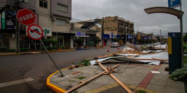 Temporal causa estragos em 49 municípios e bloqueia rodovias do RS; 1 milhão de pessoas estão sem energia