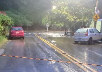 Mãe e filha morrem afogadas ao tentar retirar carro de enxurrada