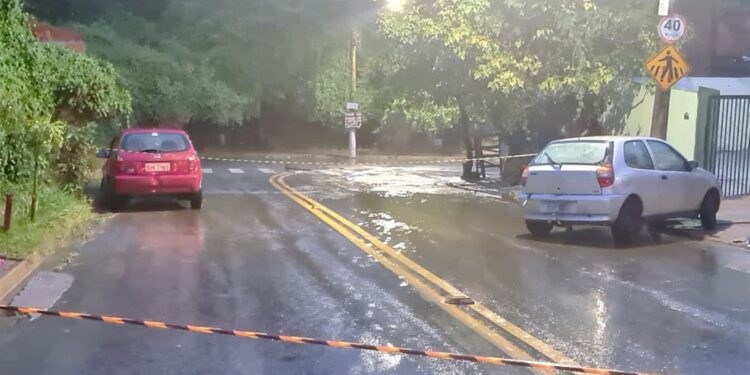 Mãe e filha morrem afogadas ao tentar retirar carro de enxurrada