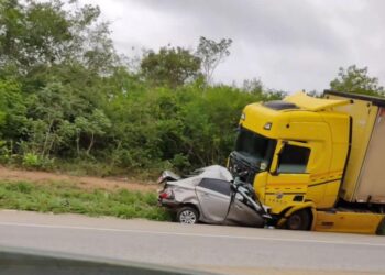 Quatro pessoas morrem após batida entre caminhão e carro no sudoeste da Bahia