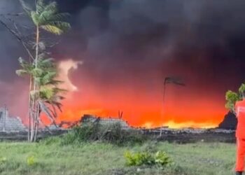Camaçari: incêndio atinge galpão de fábrica de materiais recicláveis 
