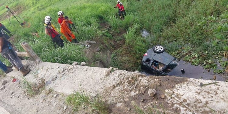 Duas pessoas morrem após carro cair de ponte e ficar parcialmente submerso em rio na Bahia