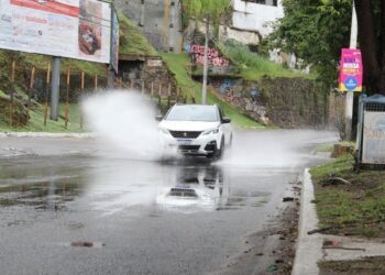 Chuvas atingem bairros de Salvador no primeiro dia de carnaval