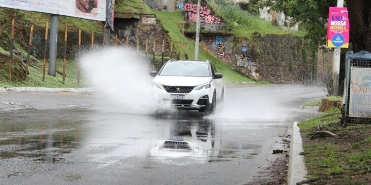 Chuvas atingem bairros de Salvador no primeiro dia de carnaval