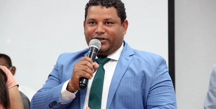Candeias: Presidente da Câmara “joga balde de água fria” na oposição e declara apoio a Eriton Ramos. “Vamos caminhar juntos”