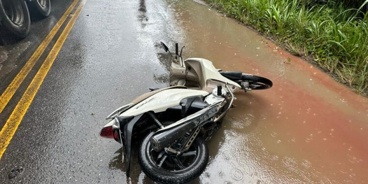 Acidente BA 523: Motociclista morre ao ser derrubado por carreta