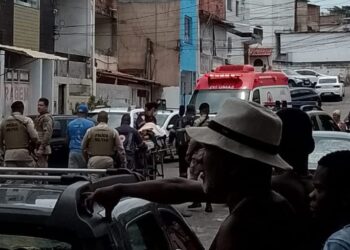 Homem mata a própria esposa a facadas em Itapuã e tenta suicídio