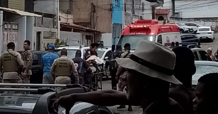 Homem mata a própria esposa a facadas em Itapuã e tenta suicídio