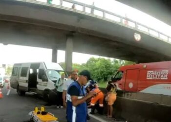 Acidente entre ônibus e van deixa 20 pessoas feridas na BR-324