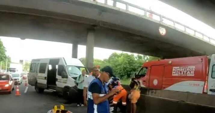 Acidente entre ônibus e van deixa 20 pessoas feridas na BR-324