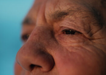 Estudo revela que os primeiros sinais de Alzheimer aparecem nos olhos