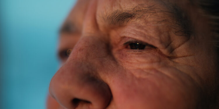 Estudo revela que os primeiros sinais de Alzheimer aparecem nos olhos