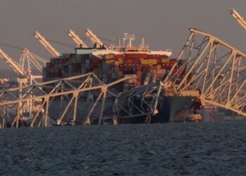 Navio derruba ponte nos EUA e veículos caem na água, 7 pessoas estão desaparecidas