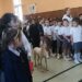 Cachorro caramelo  é flagrado cantando o hino junto com crianças de escola