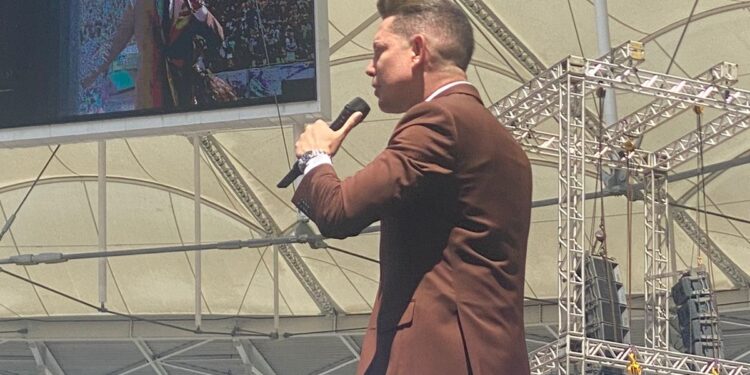 Bispo Bruno Leonardo reúne milhares de fiéis que lotaram a Fonte Nova, debaixo de muita chuva