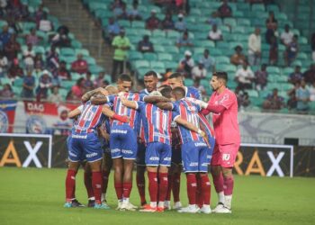 Debaixo de chuva forte, Bahia vira e bate Fluminense