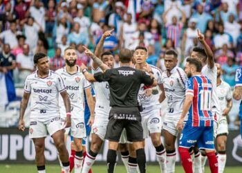 Vitória segura empate com o Bahia e conquista Baianão após seis anos