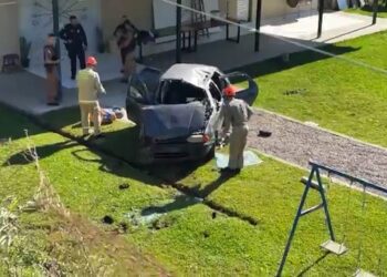 Bebê de 9 meses morre após carro bater em barranco, capotar e cair em um quintal