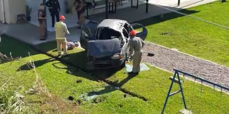 Bebê de 9 meses morre após carro bater em barranco, capotar e cair em um quintal