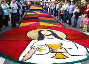 Entenda a origem do feriado de Corpus Christi e o significado dos tradicionais tapetes decorativos feitos nas ruas