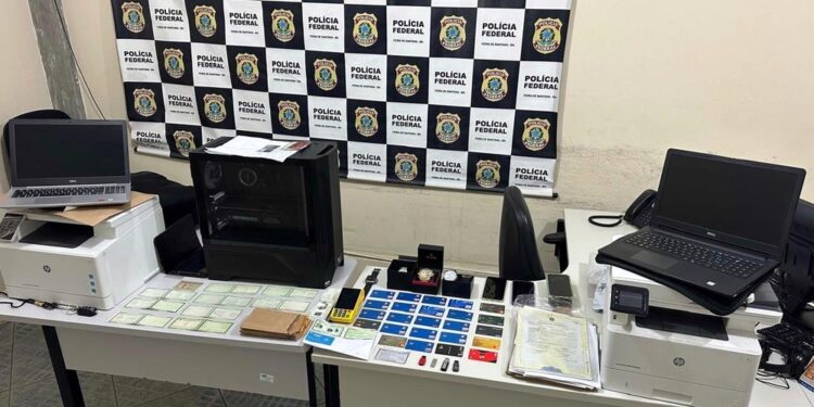 Mulher suspeita de vender cargos públicos por até R$ 60 mil é presa em Salvador