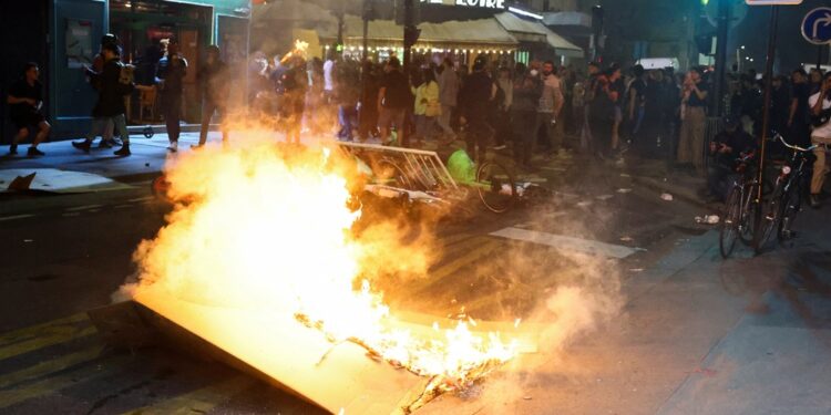 Paris registra protestos após resultado do 1° turno das eleições parlamentares