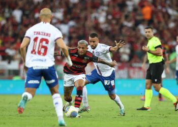 Com gol nos acréscimos, Flamengo vence o Bahia e assume a liderança do Brasileirão