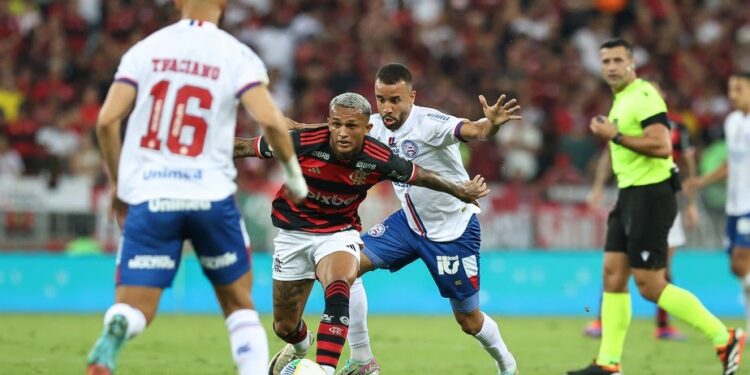 Com gol nos acréscimos, Flamengo vence o Bahia e assume a liderança do Brasileirão