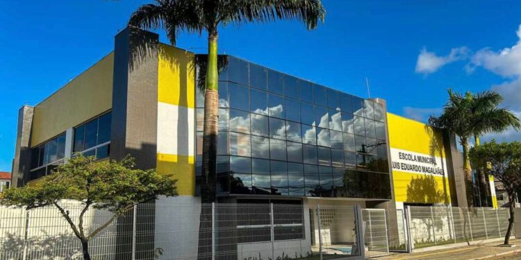 Madre de Deus: Prefeitura entrega escola municipal totalmente requalificada