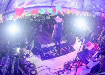 Candeias: Mais um ano de sucesso, forró da Tia Rosa leva centenas de pessoas à rua Paralela