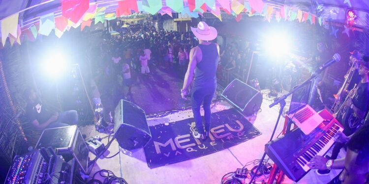 Candeias: Mais um ano de sucesso, forró da Tia Rosa leva centenas de pessoas à rua Paralela