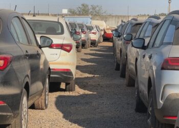 Leilões vendem carros afetados pela enchente no RS por até 60% do valor de mercado