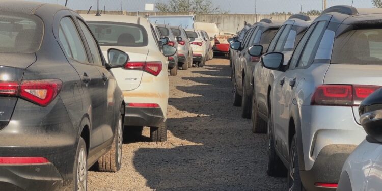Leilões vendem carros afetados pela enchente no RS por até 60% do valor de mercado